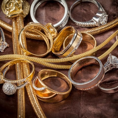 Goldketten und Ringe aus Gold- und Silberschmuck