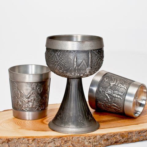 Zinnbecher und Zinnpokal mit Reliefverzierung