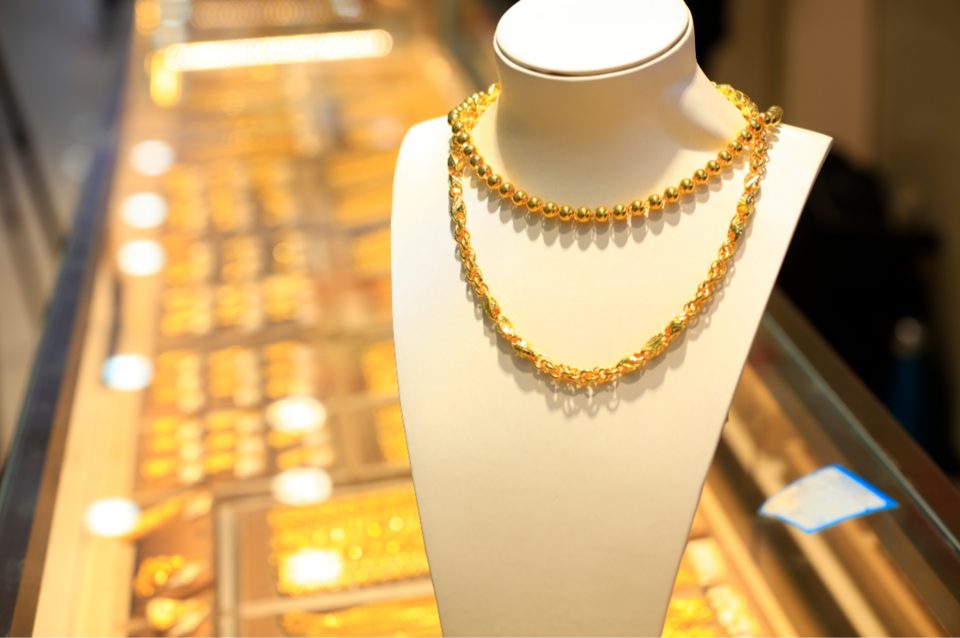 Goldkette auf einer Schmuckbüste in der beleuchteten Vitrine